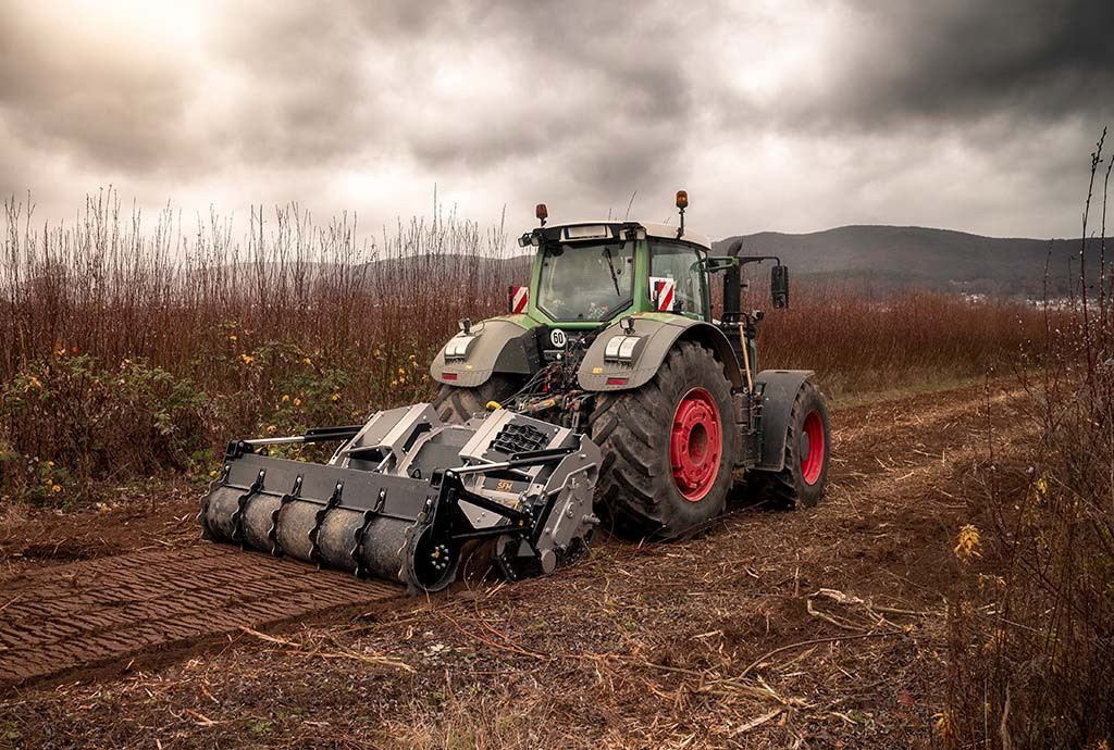 Broyeur forestier, motoculteur forestier et concasseur de pierres dans un seul tracteur. Pour le traitement du bois, des arbustes, des racines, des souches et des pierres à broyer