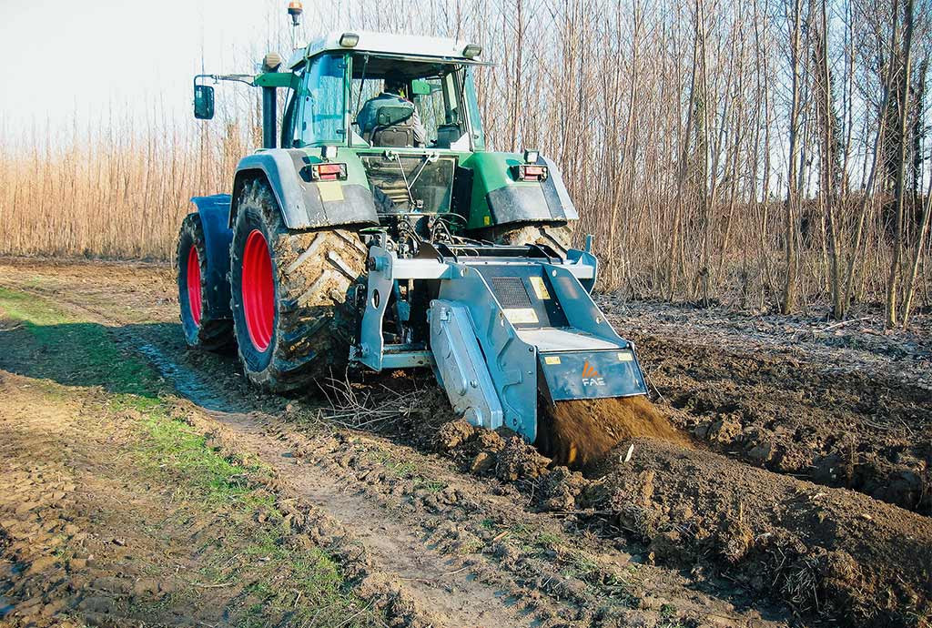 Broyeur de souches pour tracteur. Ces machines permettant de remettre en état et de récupérer les sols comportant des souches, y compris de grande taille
