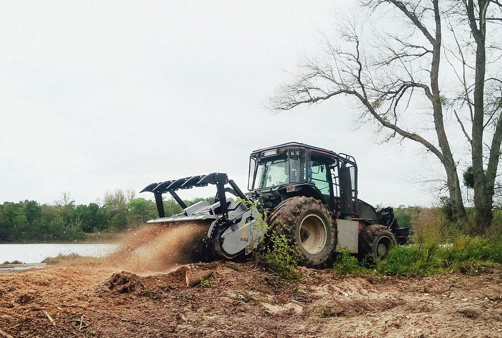 Choisissez votre broyeur forestier pour tracteur, adapté au broyage des arbres, buissons, souches et racines.