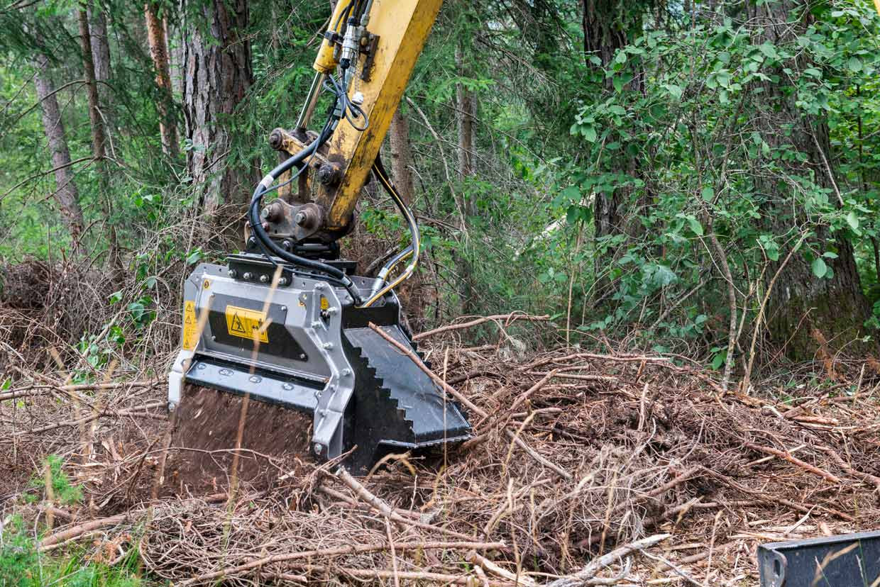 BL1/EX - BL1/EX/VT, trituradora ligera y compacta para excavadoras, particularmente manejable y adecuada para diversas operaciones forestales