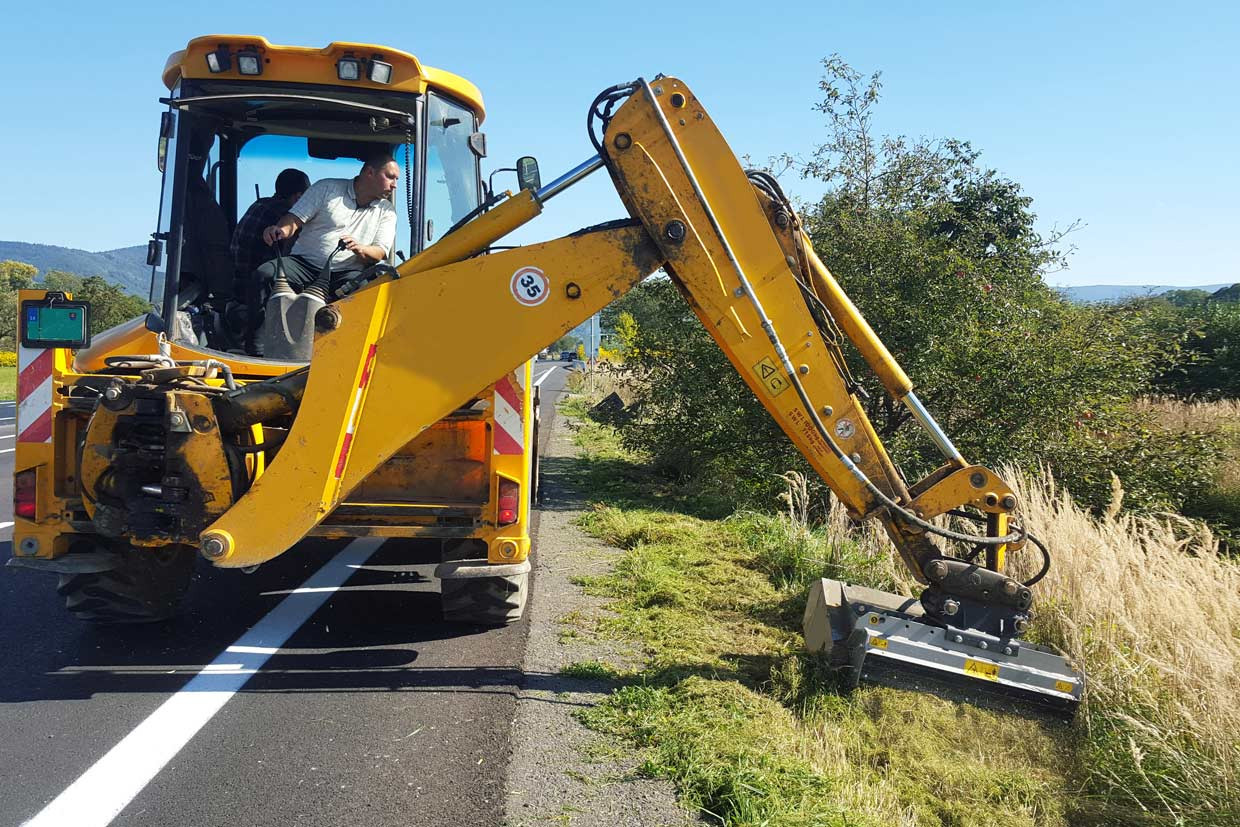 PML/EX, broyeur pour mini-pelle efficace à la fois comme broyeur d'herbe et comme broyeur d'arbustes 
