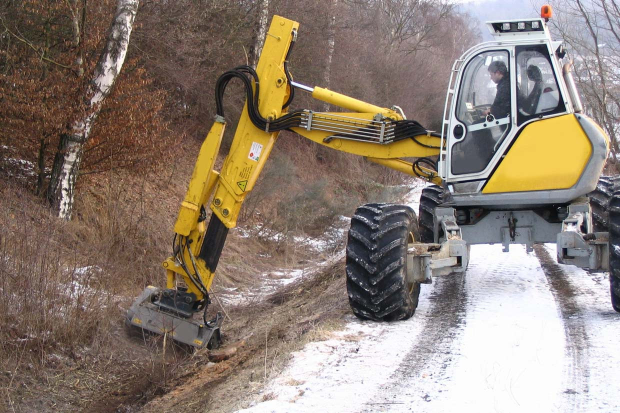 UML/HY - UML/HY/VT- UML/HY/SONIC - FML/HY, mulchers for excavators which, thanks to the positioning of the fittings, allows quick and easy assembly operations