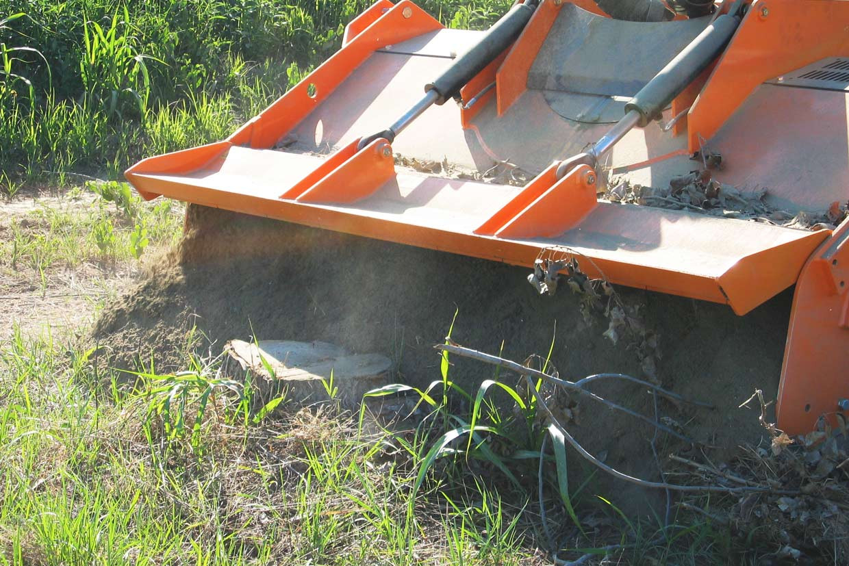 200/S, ensileuse avec transmission à engrenages qui permet au rotor de travailler à une vitesse inférieure à celle des broyeurs forestiers conventionnels à courroies 