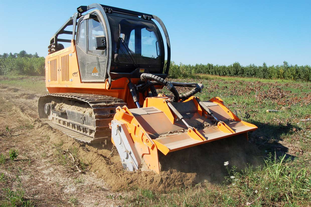 300/S, fresa per mezzi speciali che permette la creazione e la successiva manutenzione dei sentieri e strade bianche