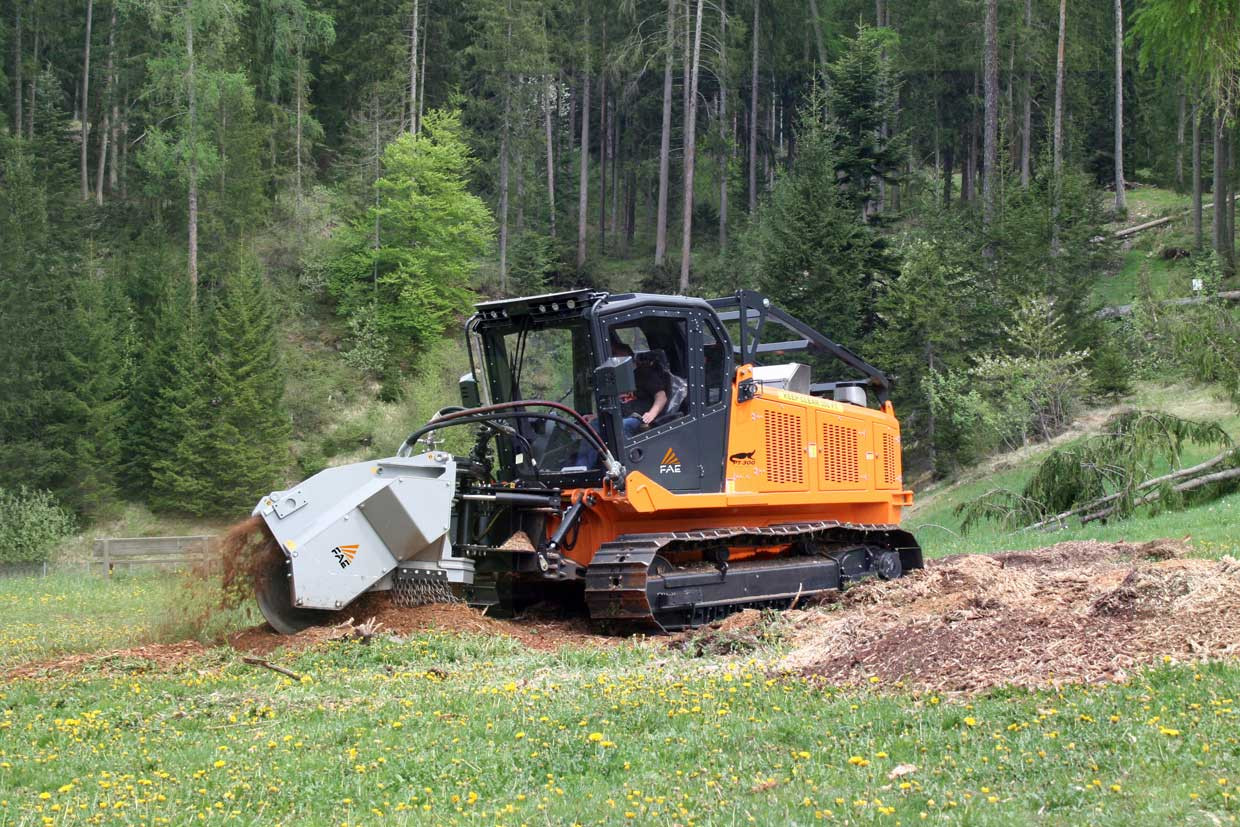 300/SC, dessoucheuse pour véhicules spéciaux avec transmission par courroie qui assure un fraisage homogène en profondeur et une usure réduite de l'outil dans chaque application 