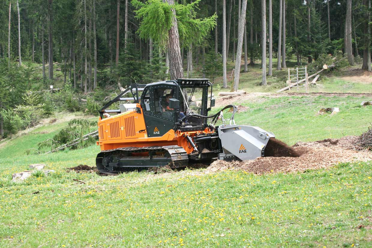 300/SC, dessoucheuse pour véhicules spéciaux qui facilite le travail des souches et la destruction des racines 
