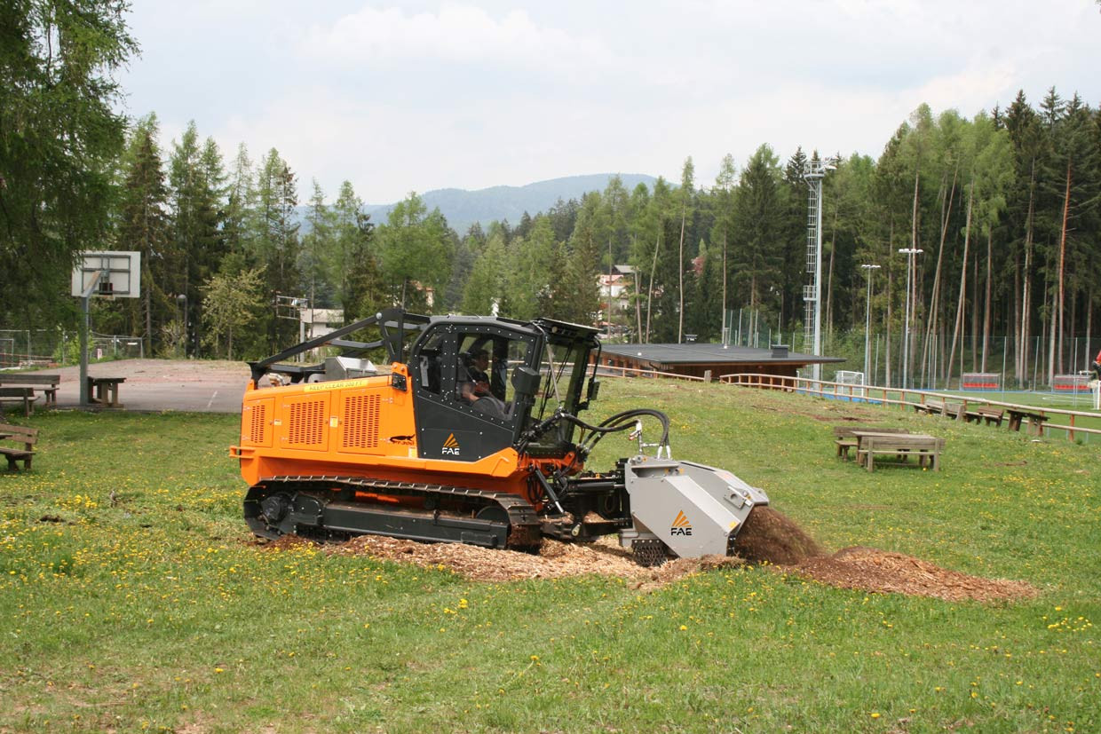 300/SC, dessoucheuse avec système de transmission pour usage intensif rend également le démarrage plus sûr et plus confortable 