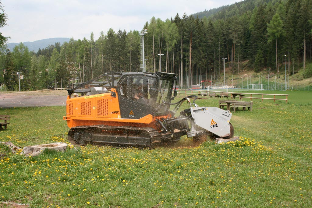 300/SC, dessoucheuse pour véhicules spéciaux qui coupe proprement les grumes 