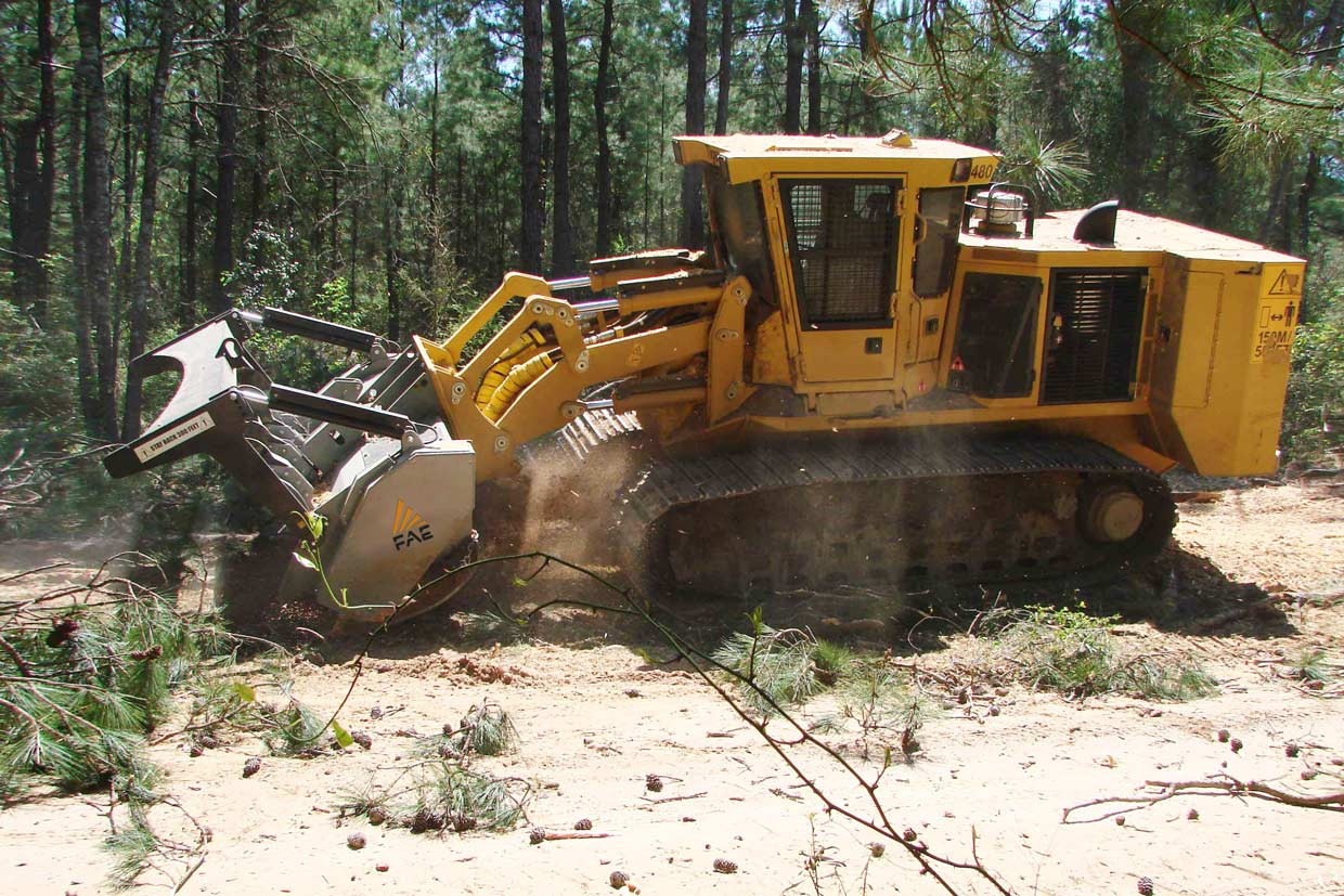 500/U, broyeur forestier capable de broyer des bûches jusqu'à 50 cm de diamètre 