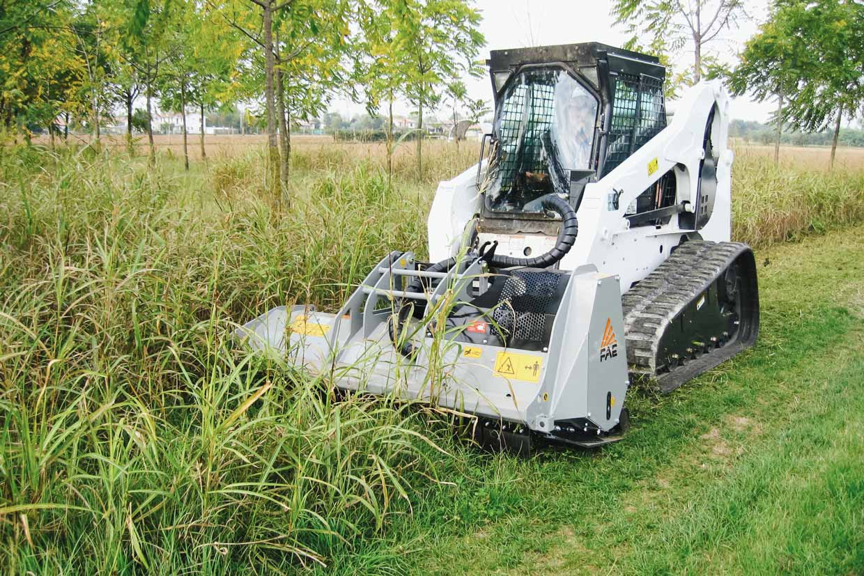 PMM/SSL, broyeur forestier pour chargeuses compactes avec système d'inclinaison qui assure un broyage homogène du matériau