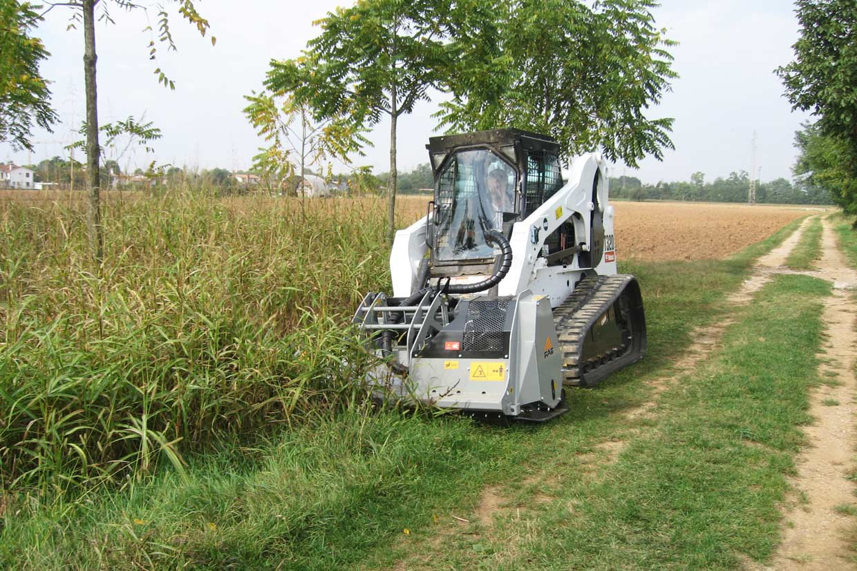 PMM/SSL, broyeur pour chargeuse compacte équipé de marteaux pour broyer du matériel jusqu'à 8 cm 