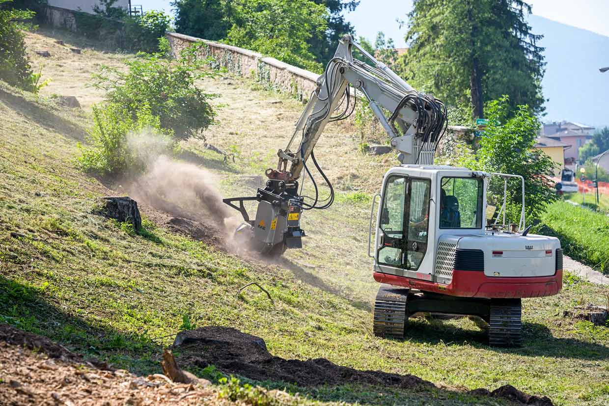 SCL/EX/VT, stump grinder with excavator rostrum that allows the movement of the previously cut material 