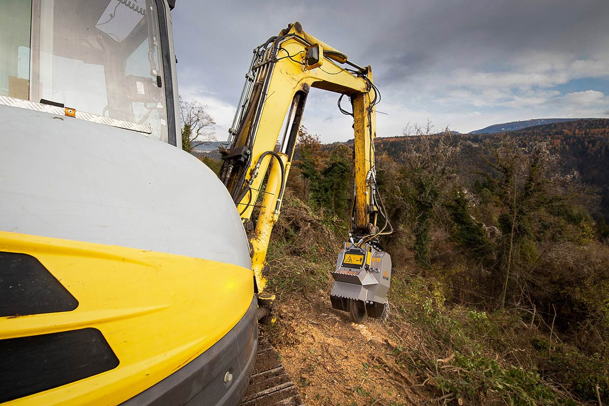 SCL/HY, disc stump cutter with a disc rotor with fixed tools type L, which allows the shredding of the stumps without difficult maneuvers with the excavator 