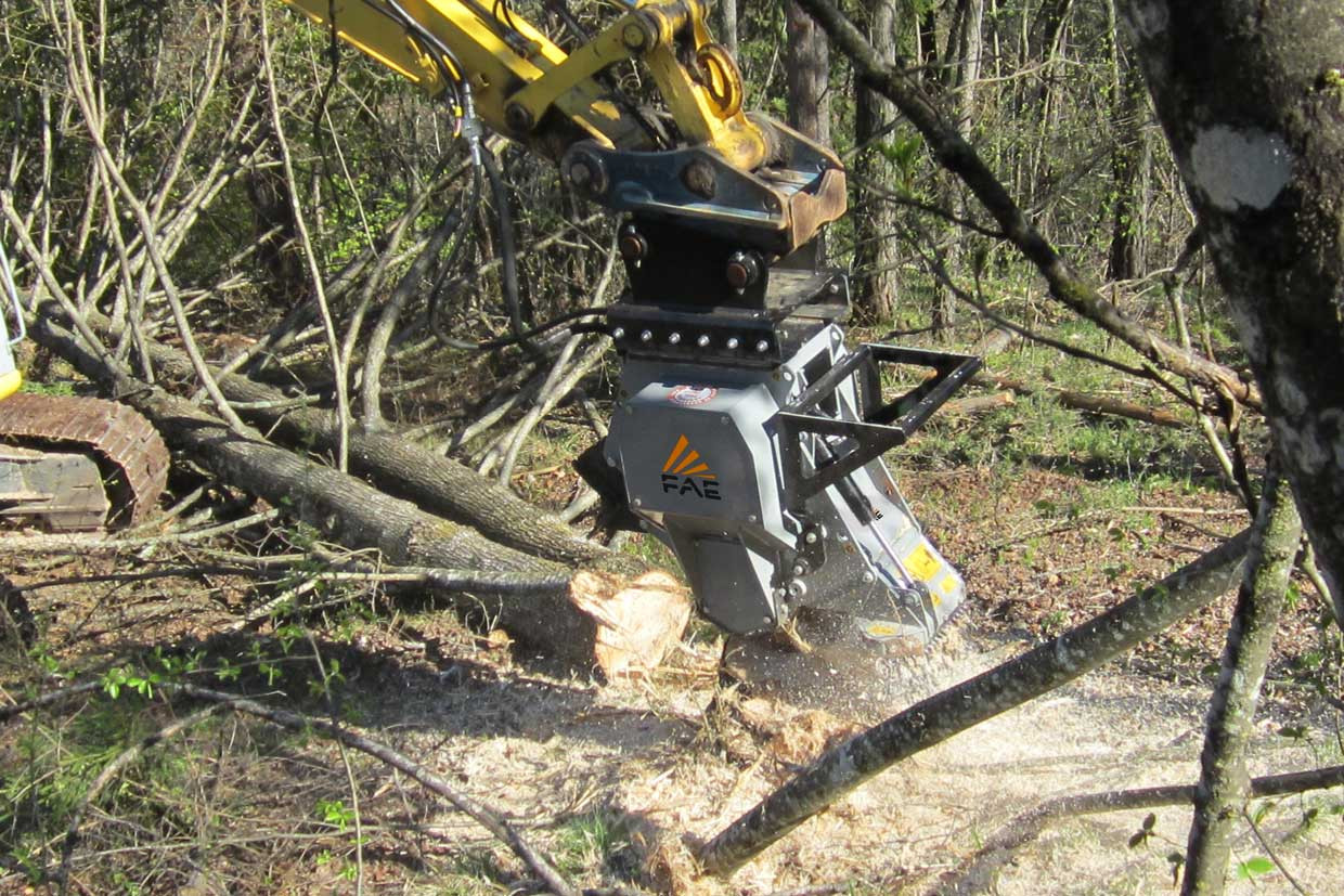 SCM/EX/VT, the stump grinders equipped with an exclusive front excavator rostrum, to move the previously cut material  