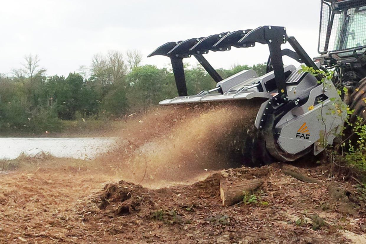 UMH/MEGA, mulcher for tractors with hydraulic/mechanical branch breaker that pushes and conveys the material before shredding 