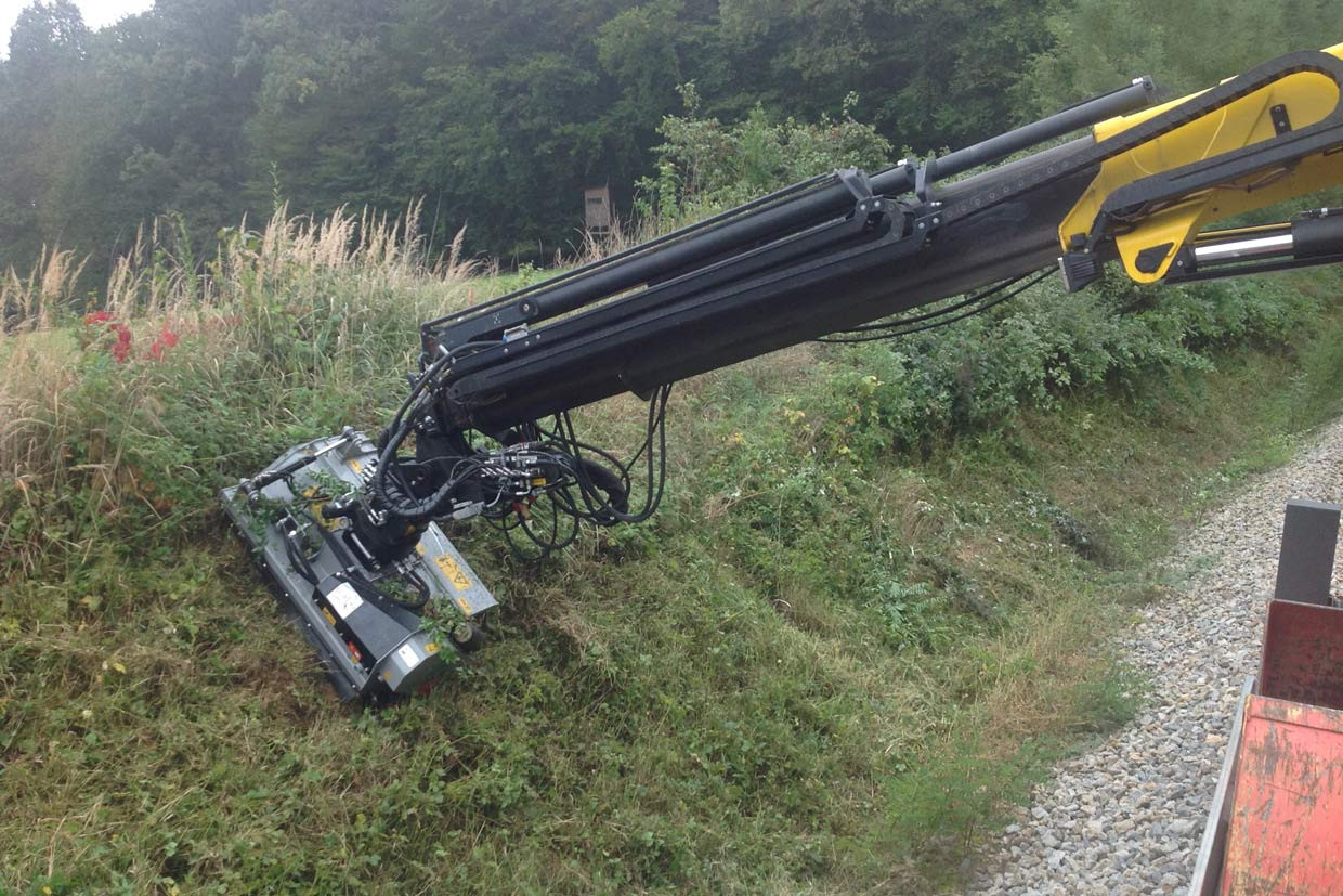 UML/HY/RW - UML/HY/RW/VT - FML/HY/RW, trituradora con rotor sobredimensionado y equipada con martillos fijos permiten triturar ramas, ramas, zarzas y árboles de hasta unos 12 cm de diámetro 