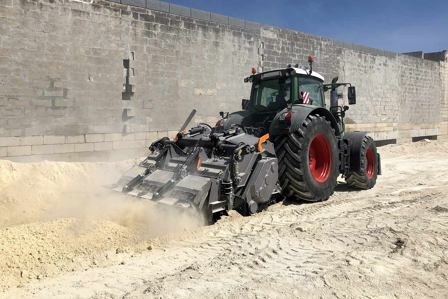 MTH - MTH/HP, fresa roccia - asfalto per trattori che permette all'operatore una riduzione dei consumi di carburante e un incremento della velocità operativa