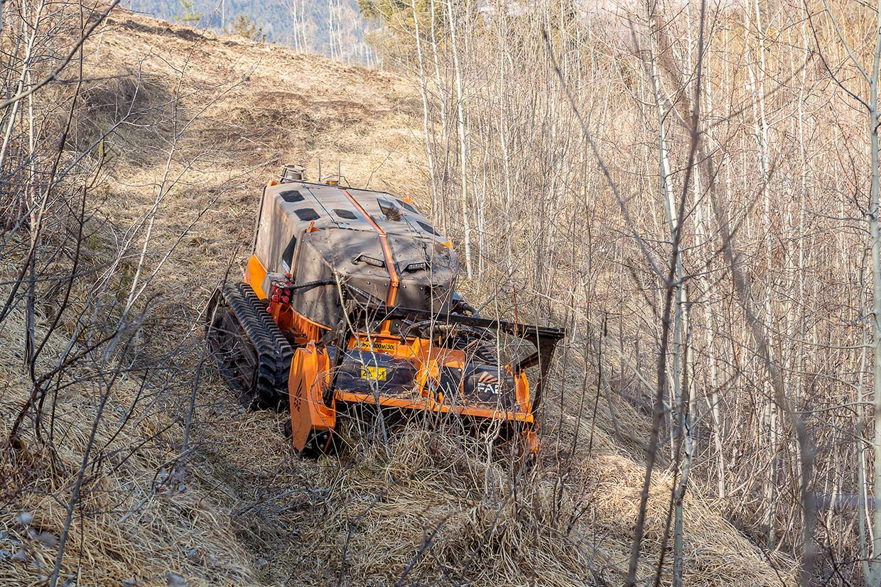 RCU55, FAE compact tracked vehicle capable of shredding grass and small shrubs up to 5 cm in diameter with the PML / RCU header
