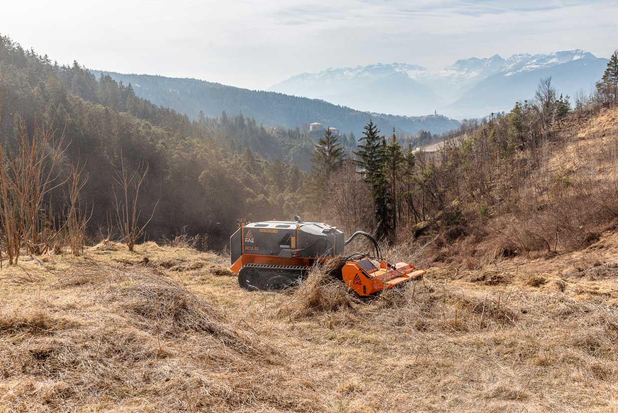 RCU55, tracked vehicle with variable hydraulic track