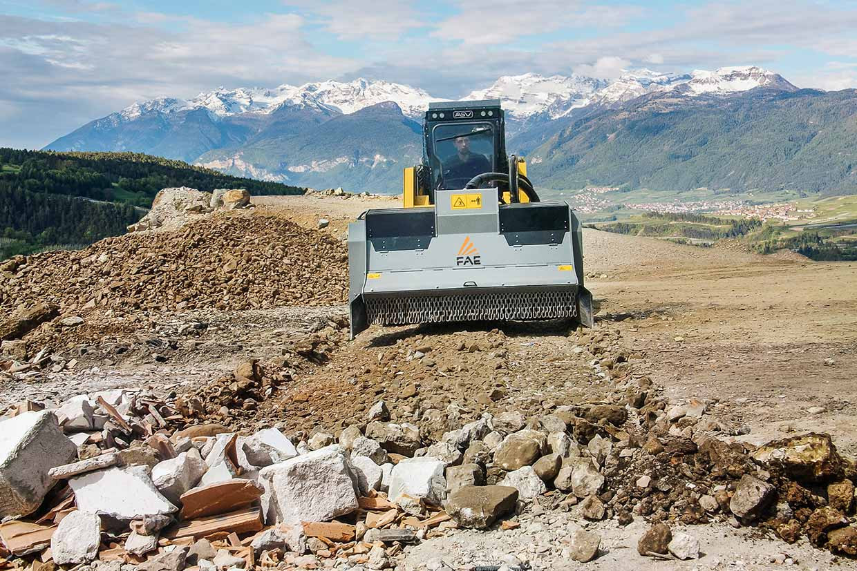 STC/SSL, concasseur de pierres pour chargeuses compactes utilisées pour le déchiquetage et le fraisage d'asphalte 