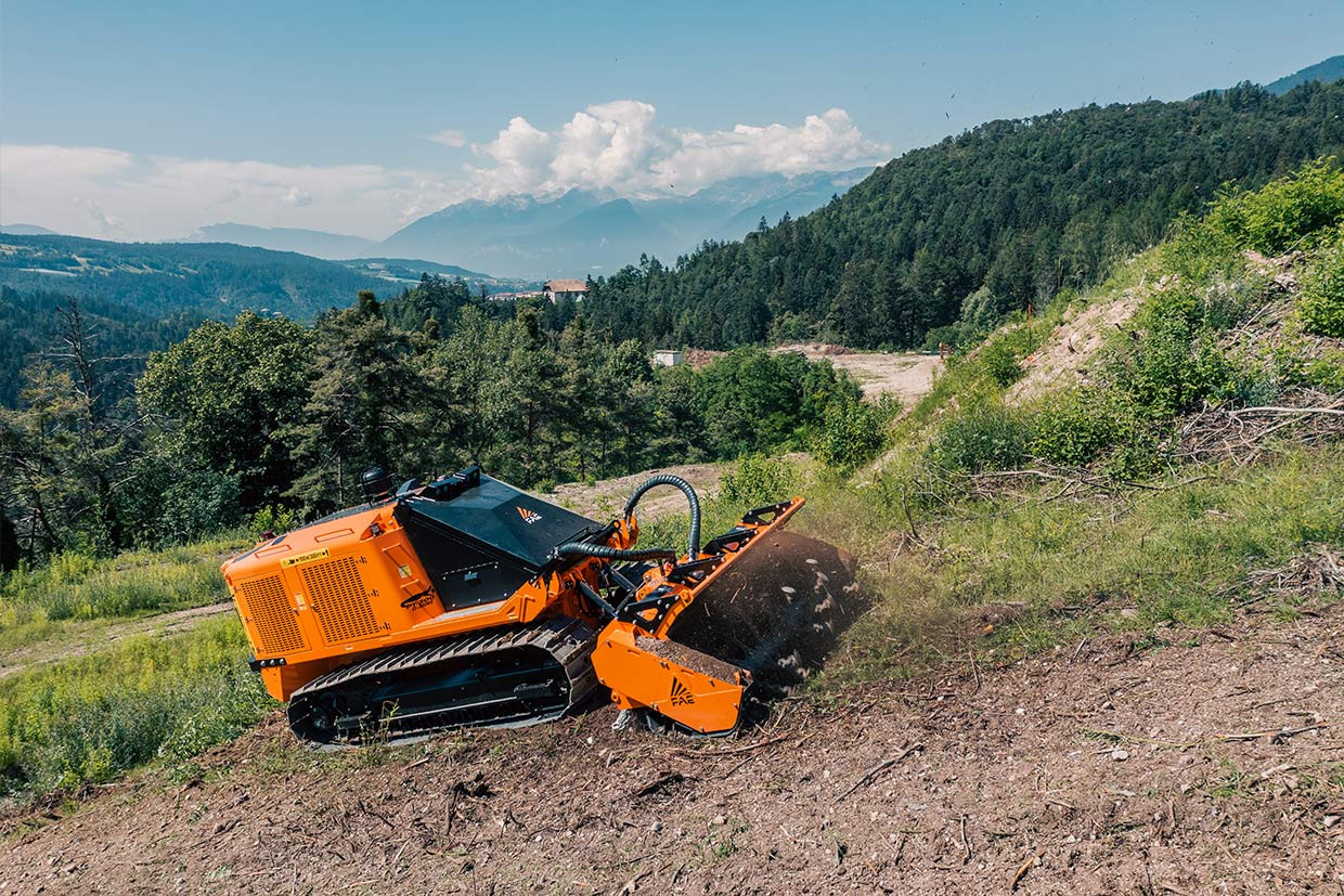 PT-300 D:MINE, radio-controlled tracked vehicle designed for heavy-duty work, with a robust and extremely resistant structure made with special steels selected for their exceptional resistance, able to offer a high level of reliability 