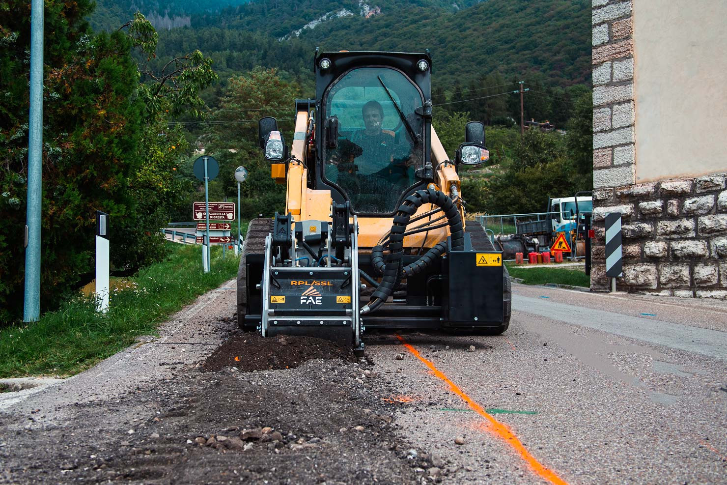  RPL/SSL es una fresadora de carreteras para mini cargadoras de 60 a 120 CV
