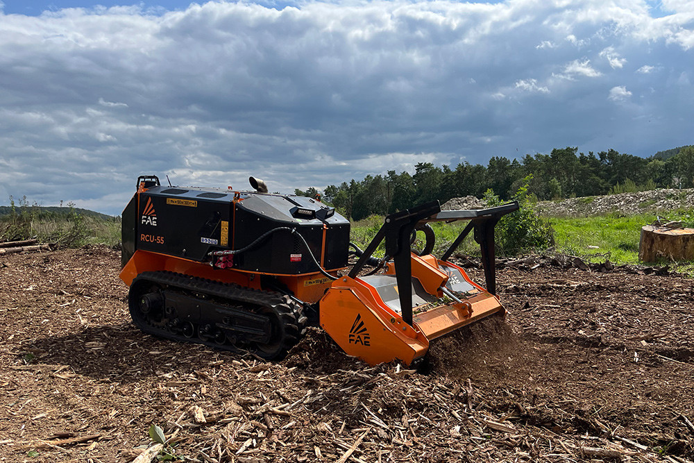 RCU55, tracked vehicle capable of shredding branches and wood up to 12 cm in diameter with the BL1/RCU header