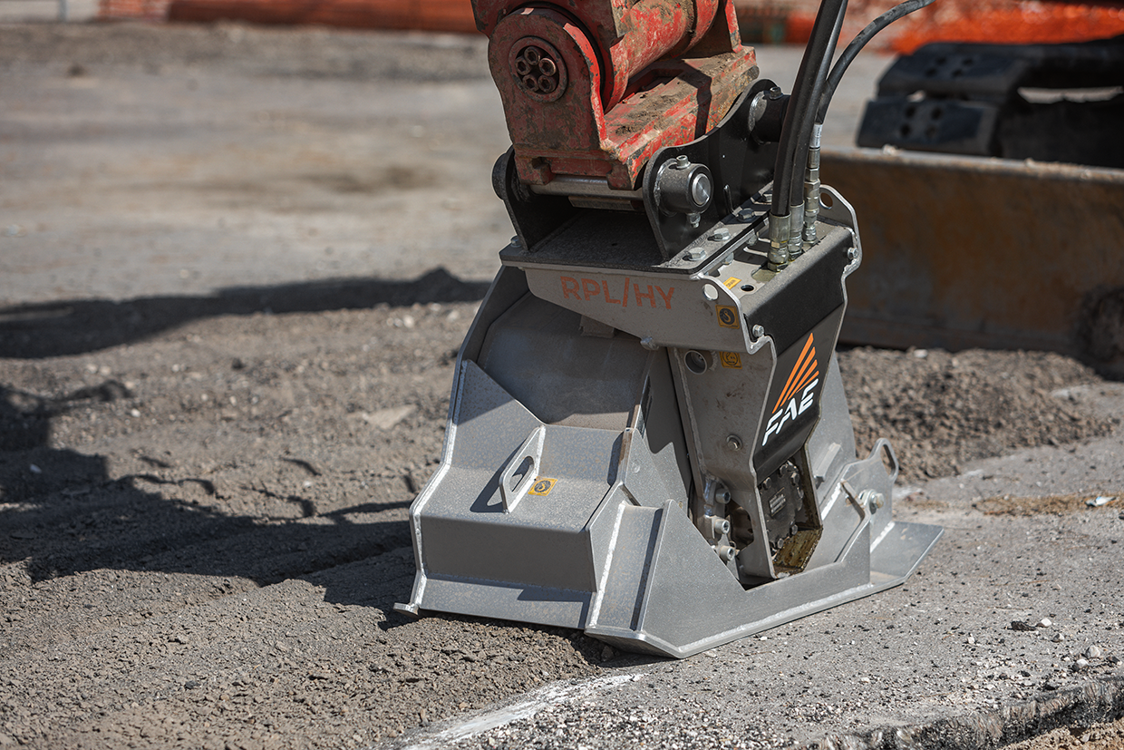 RPL/HY, mit selbstnivellierendem Baggeranbausystem zur Aufrechterhaltung der korrekten Kopfausrichtung