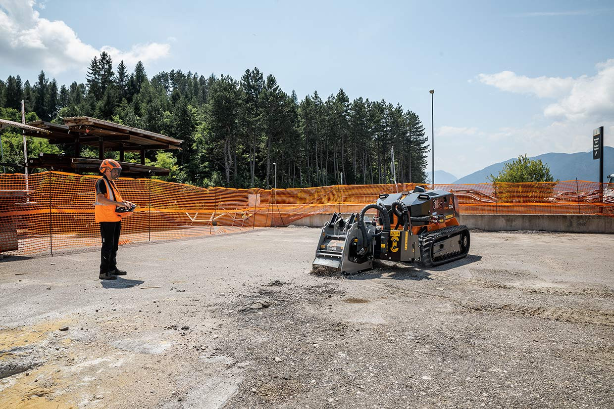 RCU75, può essere anche equipaggiato con molteplici attrezzature di terze parti per minipala