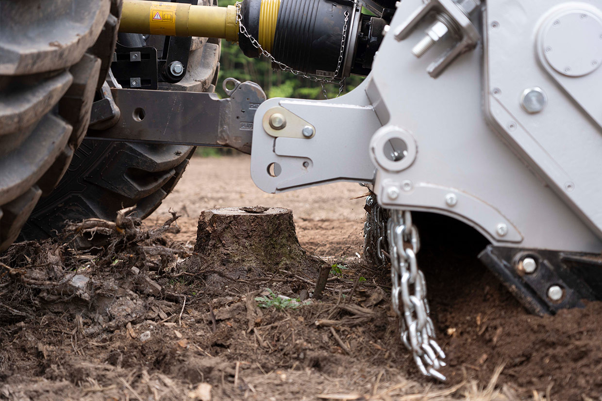 SSM, Il laboure le sol et les routes, broie les souches et paille le bois