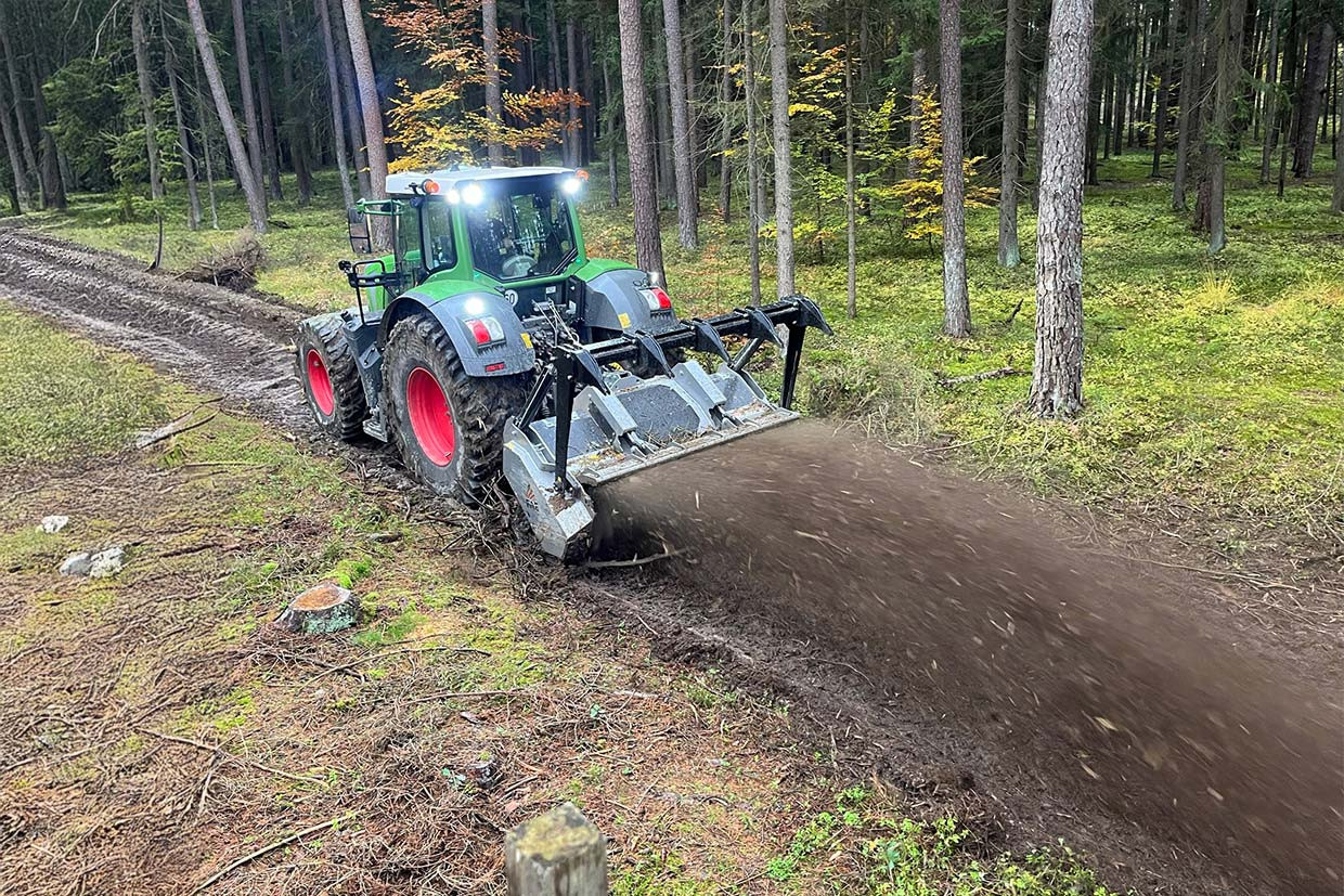 UMM/S - UMM/S/HP, mulcher for tractor with low weight, which makes it easy to handle even on sloping ground 