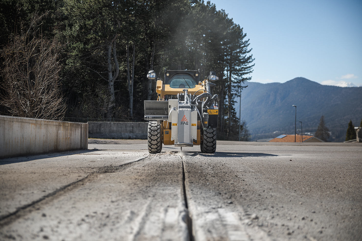 Equipped with a depth indicator, it allows you to precisely manage the depth of the work.