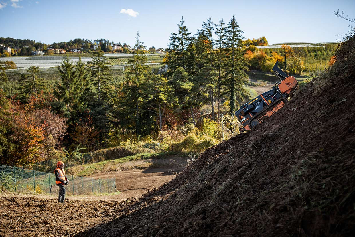 RCU45, vehículo de orugas ultracompacto para triturar arbustos pequeños