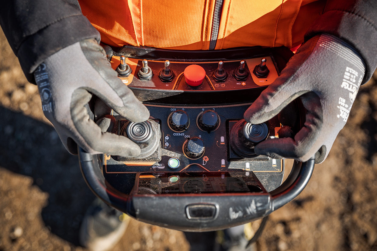 RCU45, equipado con un control de radio ergonómico con una gran pantalla de 4,3” y frecuencia de transmisión de 2,4 GHz.