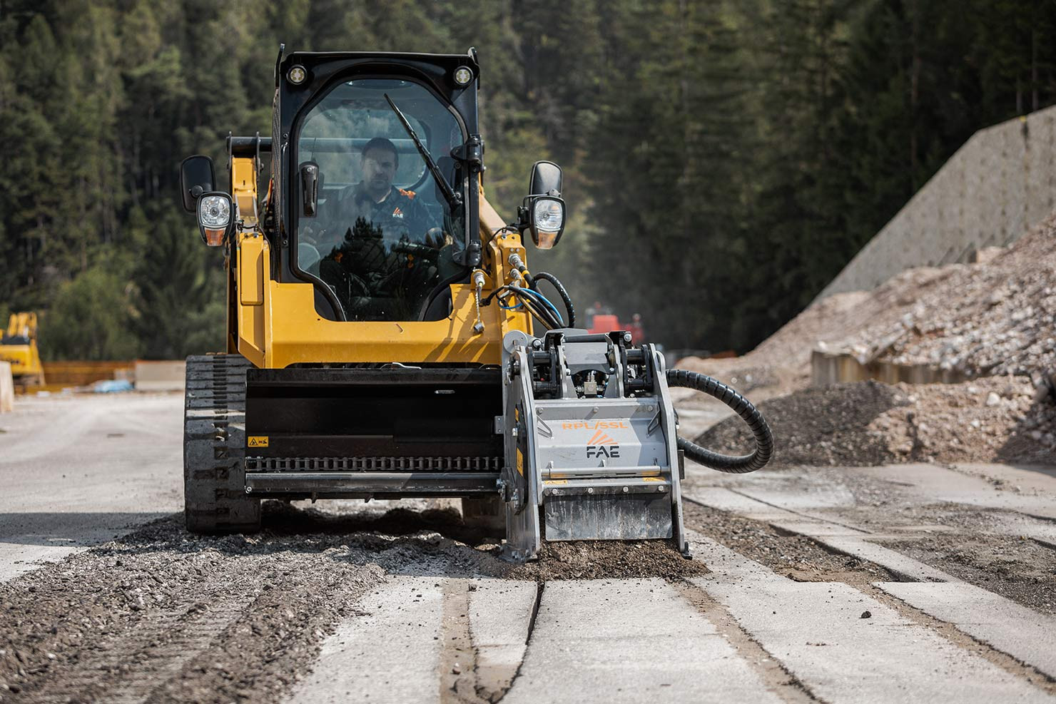  RPL/SSL is a road planer for skid steers from 60 to 120 hp
