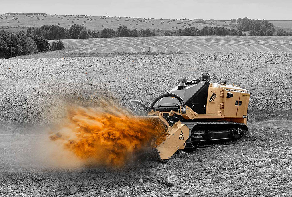 Funkgesteuerte Kettenfahrzeuge (bis zu einer Entfernung von 1.000 m), die f&uuml;r die mechanische Minenr&auml;umung, die R&auml;umung von Landminen, nicht explodierten Sprengk&ouml;rpern (UXO) und improvisierten Sprengstoffen (IED) eingesetzt werden. 